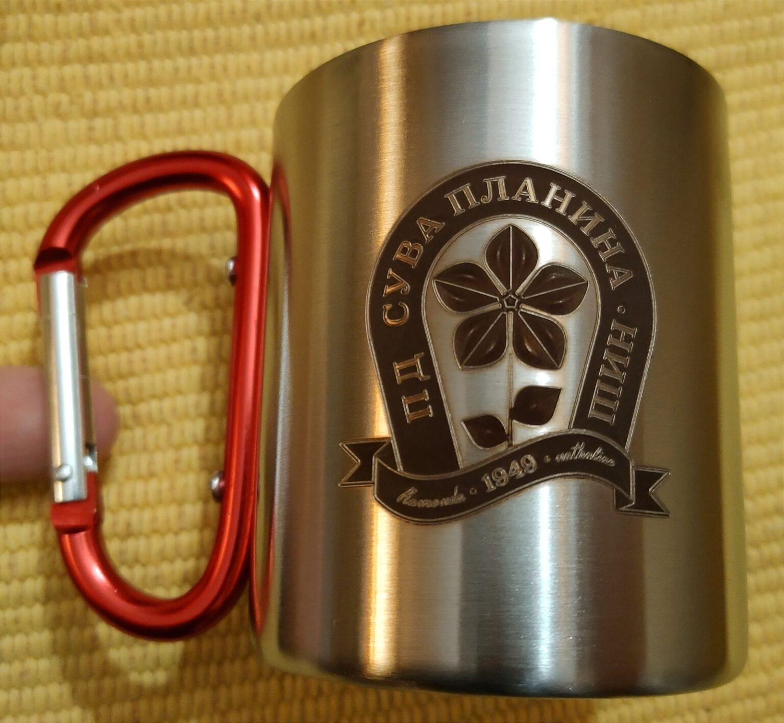 Gravirana pljoska i šolja